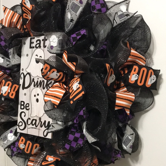 “Eat, Drink & be Scary" Halloween Wreath - Picture 5 of 6